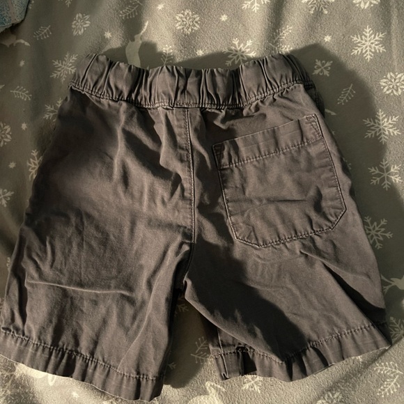 5/10$ Carters grey shorts with pockets size 2T - Picture 2 of 3